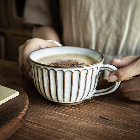 Taza de desayuno de porcelana blanca repujada