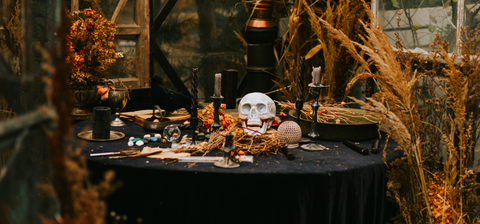 Spooky Table Settings: Using Plates and Glasses to Create a Halloween Atmosphere