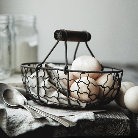 Vintage Wire Basket with Wooden Handle – Rustic Egg Storage & Kitchen Organizer