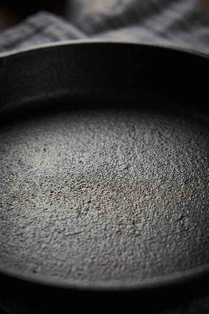 Uncoated non-stick thickened cast iron pan