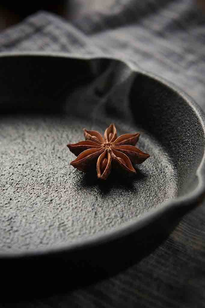 Uncoated non-stick thickened cast iron pan