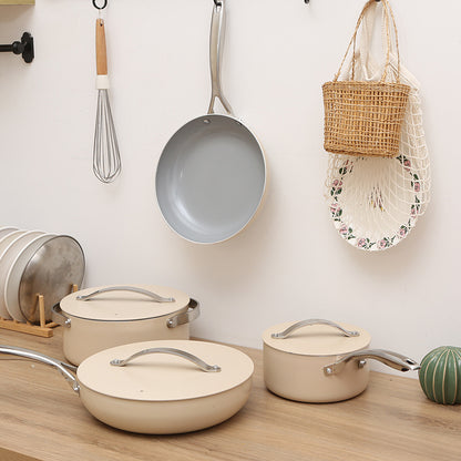 Kochgeschirr-Set aus milchiger Keramik und Aluminium – Entworfen für moderne, elegante Wohnräume