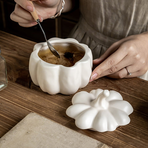 Porcelain Pumpkin Bowl with Lid – Matte Glaze, Microwave-Safe